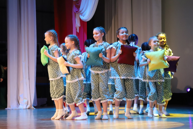 Работников бытового обслуживания населения и жилищно-коммунального хозяйства поздравили с профессиональным праздником.