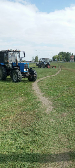 На территории поселений нашего муниципалитета продолжаются работы по поддержанию чистоты и порядка.