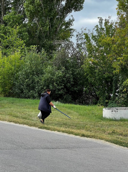 На территории поселений нашего муниципалитета продолжаются работы по поддержанию чистоты и порядка.