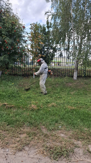 На территории поселений нашего муниципалитета продолжаются работы по поддержанию чистоты и порядка.