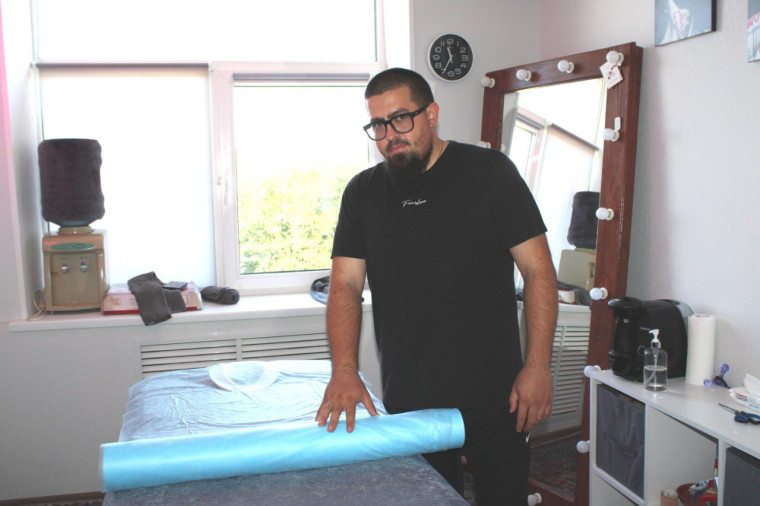 Житель посёлка Разумное заключил соцконтракт и смог открыть массажный кабинет.