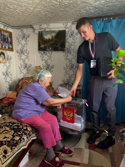Жители Белгородского района, которые по уважительным причинам не смогли посетить избирательный участок, голосуют дома.