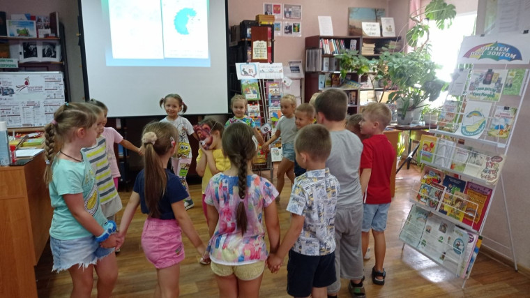 Разуменская филиал-библиотека №37 приняла участие в Международной акции «Книжка на ладошке – 2022».