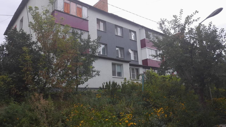 В Стрелецком утеплили фасад трёхэтажного дома.