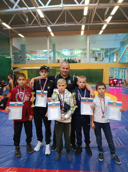 Спортсмены ДЮСШ Белгородского района завоевали 10 медалей на региональных соревнованиях по вольной борьбе.