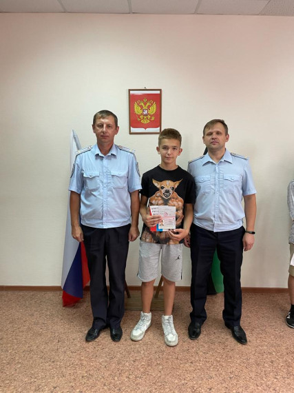 В ОМВД России по Белгородскому району состоялось тожественное вручение первых паспортов, приуроченное ко Дню Государственного флага.