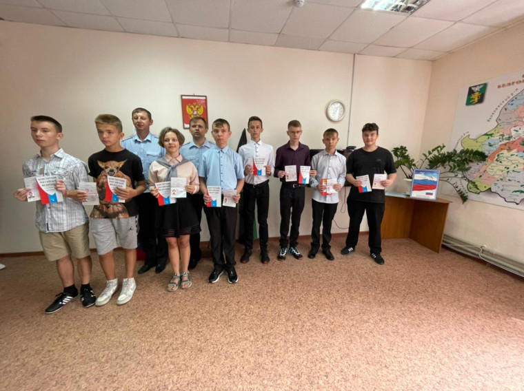 В ОМВД России по Белгородскому району состоялось тожественное вручение первых паспортов, приуроченное ко Дню Государственного флага.