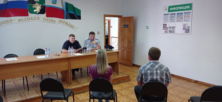 Начальник районного ОМВД Евгений Гаенко провел сход граждан.