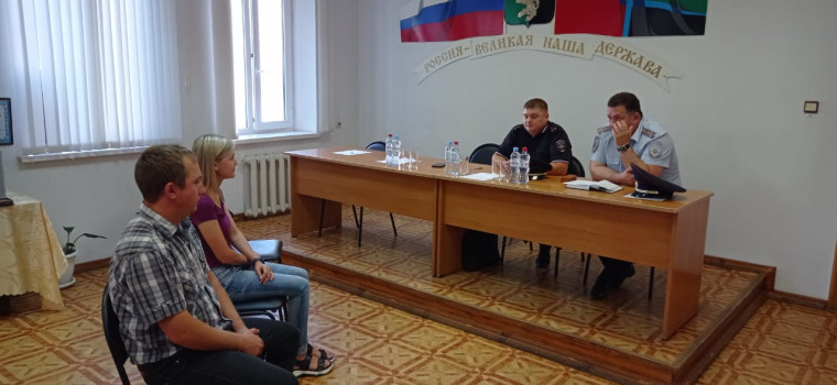 Начальник районного ОМВД Евгений Гаенко провел сход граждан.