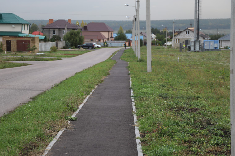 По инициативе жителей Северного в посёлке на улице Белгородская сделали тротуар.