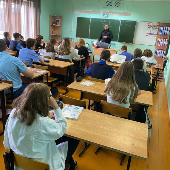 В Разуменской СОШ № 3 регулярно проводятся уроки и классные часы безопасности.