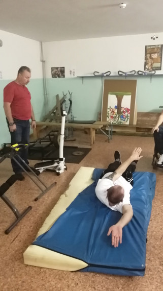 Паралимпийский чемпион Андрей Кожемякин провёл занятие для жителя Беловского поселения, имеющего ограниченные возможности здоровья.