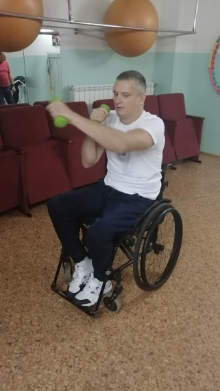 Паралимпийский чемпион Андрей Кожемякин провёл занятие для жителя Беловского поселения, имеющего ограниченные возможности здоровья.