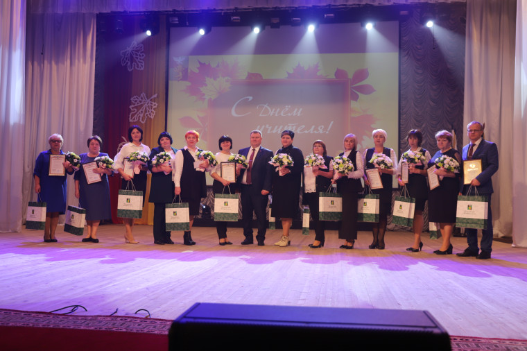 В Майском районном Дворце культуры состоялся праздничный концерт, посвящённый Дню учителя.