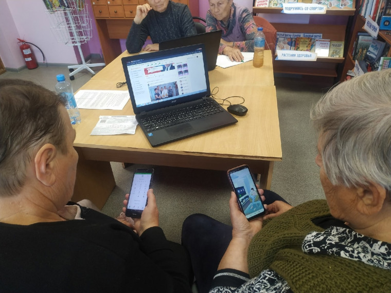 Пожилых жителей Белгородского района продолжают обучать цифровой грамотности.