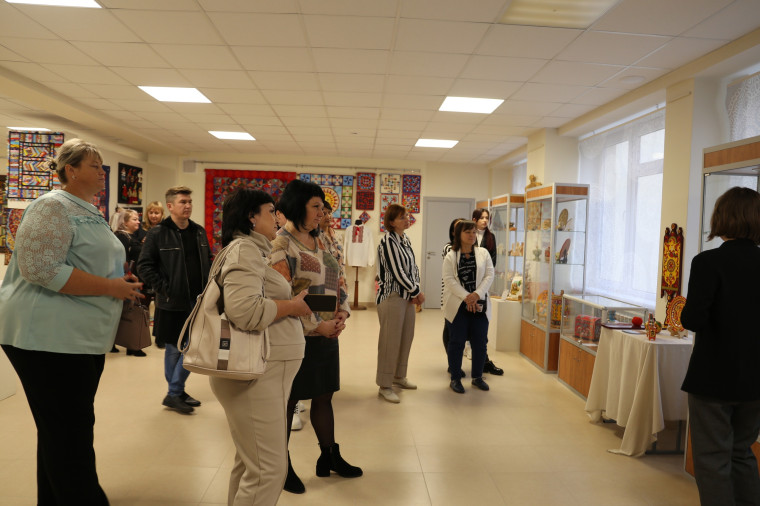 Делегация сотрудников учреждений культуры Белгородского района посетила «Центра народных промыслов» Старооскольского городского округа.