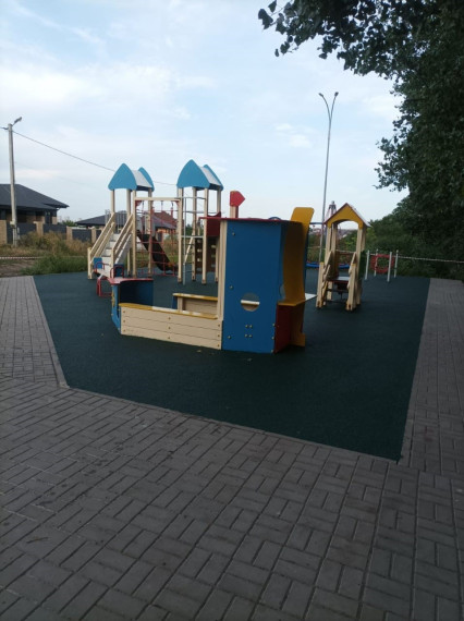 В микрорайоне «Парус» села Репное продолжается благоустройство детской и спортивной площадки.