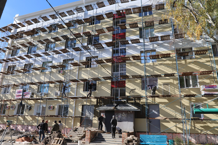 В рамках губернаторского проекта в Дубовом продолжается капремонт бывшего общежития.