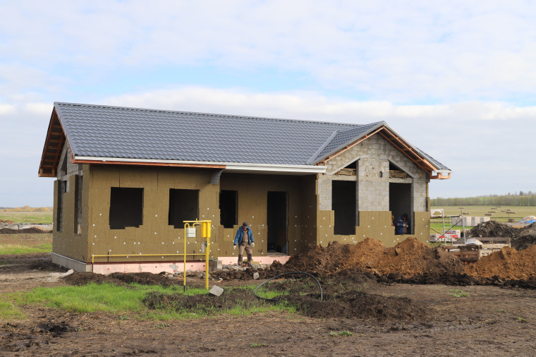 В Белгородском районе продолжается строительство домов для многодетных семей.