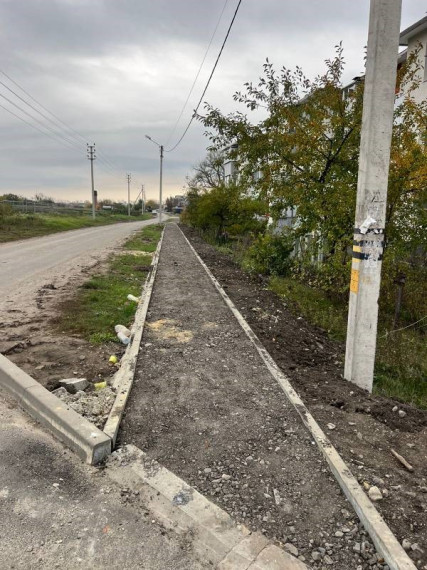 В посёлке Октябрьский продолжается устройство тротуара.