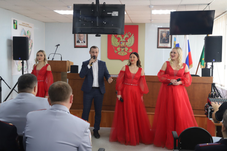 Сотрудников ОМВД России по Белгородскому району поздравили в преддверии профессионального праздника.