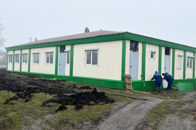 В посёлке Новосадовый продолжается строительство амбулатории.