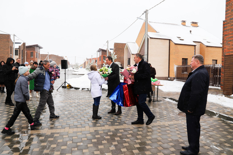 В Белгородском районе ключи от нового жилья получили три семьи, воспитывающие детей-инвалидов.