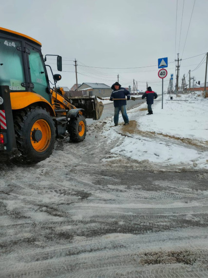 В городских и сельских поселениях коммунальные службы ведут работу по уборке снега и устранению гололедицы.