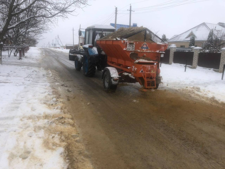 В городских и сельских поселениях коммунальные службы ведут работу по уборке снега и устранению гололедицы.