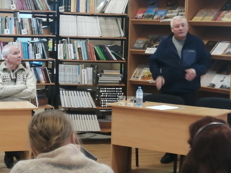 В Дубовской библиотеке состоялся творческий вечер с Сергеем Бережным.