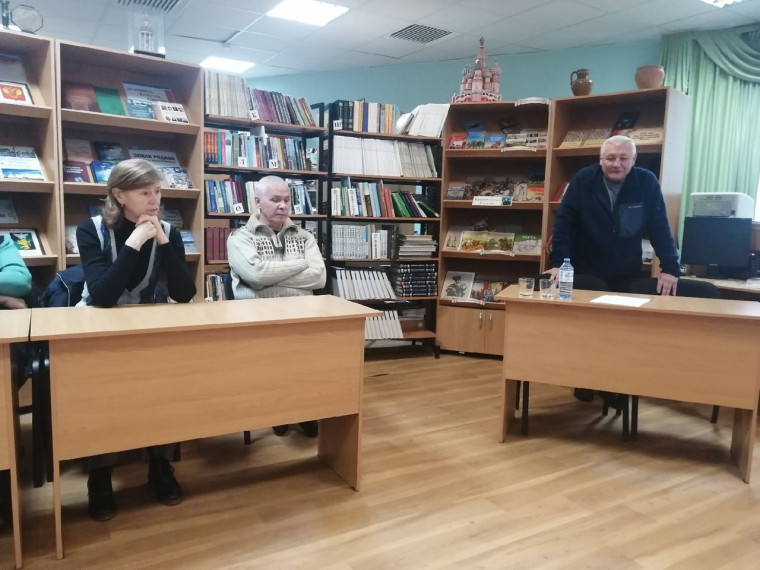 В Дубовской библиотеке состоялся творческий вечер с Сергеем Бережным.