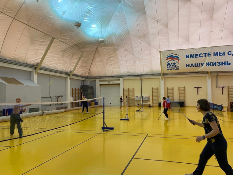 В Разумном состоялся традиционный турнир по бадминтону среди ветеранов.