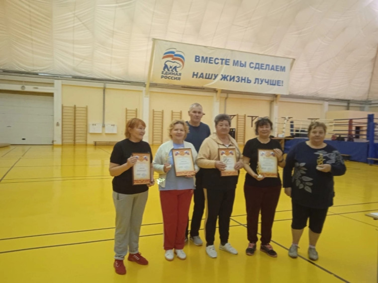 В Разумном состоялся традиционный турнир по бадминтону среди ветеранов.