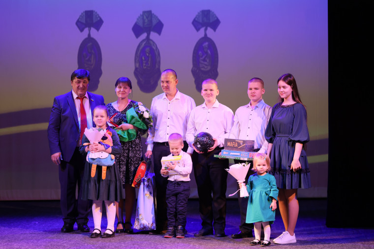 Ольге Василевой из села Щетиновка вручили почётный знак Белгородской области «Материнская слава» I степени.
