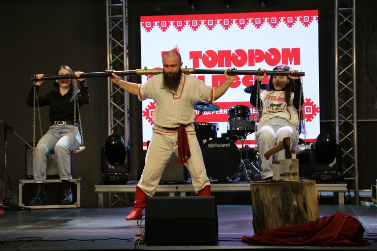 Коллектив работников сферы культуры Белгородского района посетил открытый фестиваль деревянных дел мастеров «Топором и песней».