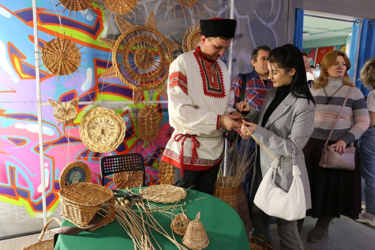 Коллектив работников сферы культуры Белгородского района посетил открытый фестиваль деревянных дел мастеров «Топором и песней».