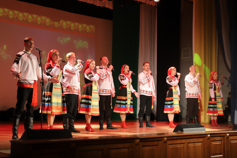 В преддверии Дня добровольца в Белгородском районе наградили отличившихся волонтёров.