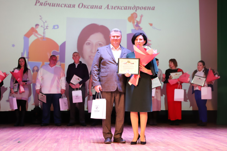 В преддверии Дня добровольца в Белгородском районе наградили отличившихся волонтёров.