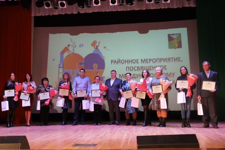 В преддверии Дня добровольца в Белгородском районе наградили отличившихся волонтёров.