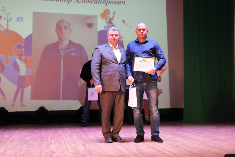 В преддверии Дня добровольца в Белгородском районе наградили отличившихся волонтёров.