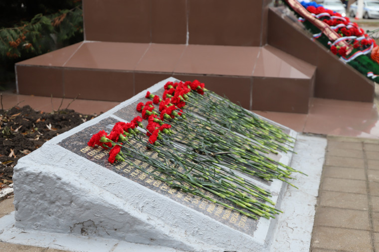 В День неизвестного солдата в посёлке Майский прошла торжественная церемония возложения цветов.