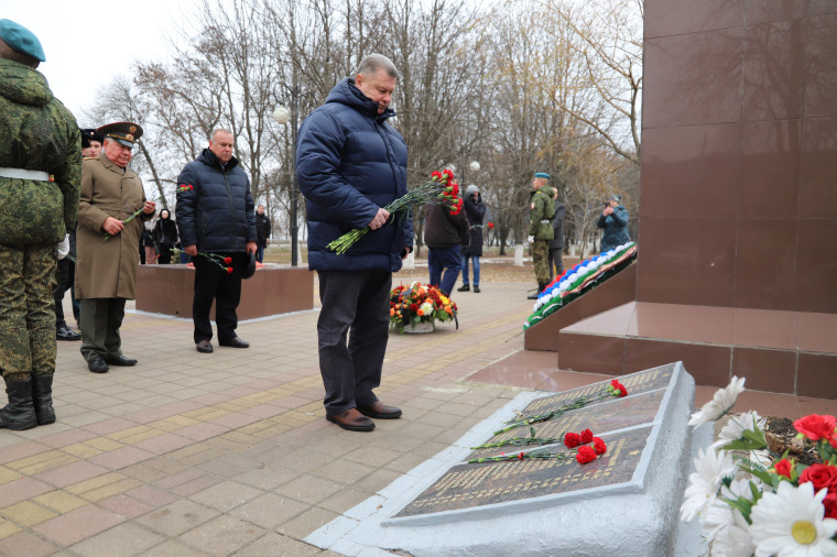 В День неизвестного солдата в посёлке Майский прошла торжественная церемония возложения цветов.