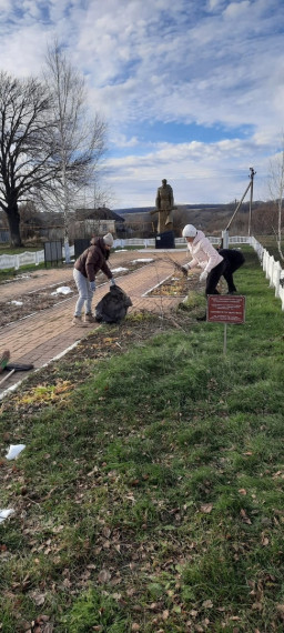 Волонтёры Хохловского поселения навели порядок на братских могилах.