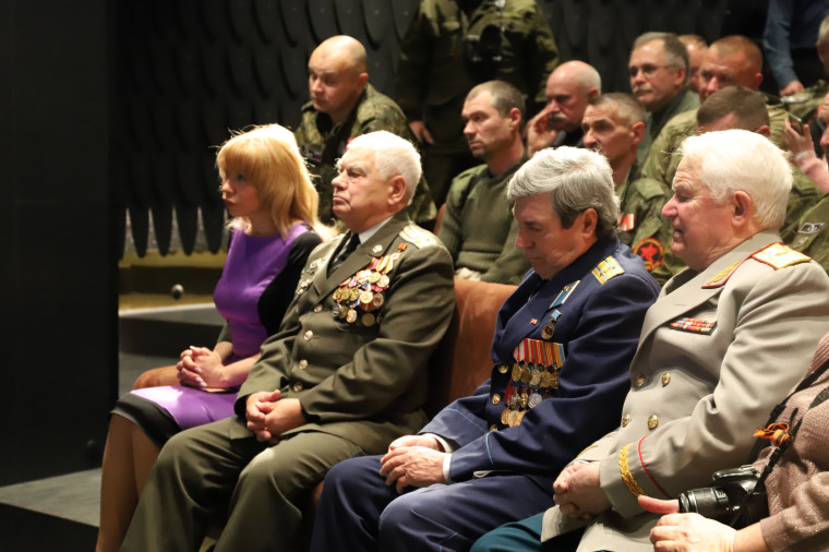 Ветераны Белгородского района и поисковики клуба «Огненная дуга» отметили День неизвестного солдата.