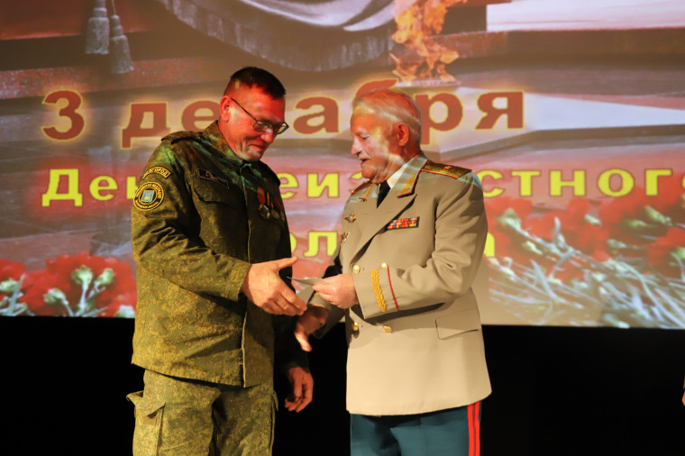 Ветераны Белгородского района и поисковики клуба «Огненная дуга» отметили День неизвестного солдата.