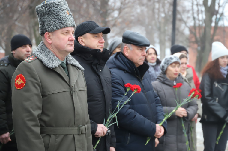 На «Аллее Славы Героев войны и труда» Белгородского района почтили память защитников Отечества.