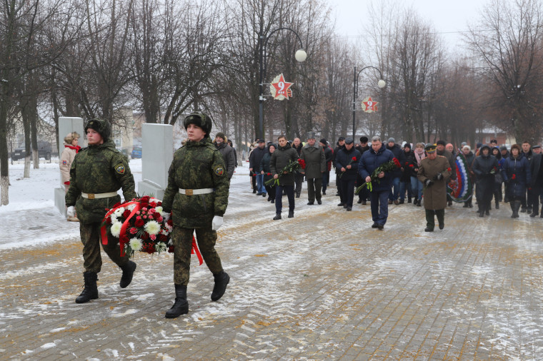 На «Аллее Славы Героев войны и труда» Белгородского района почтили память защитников Отечества.