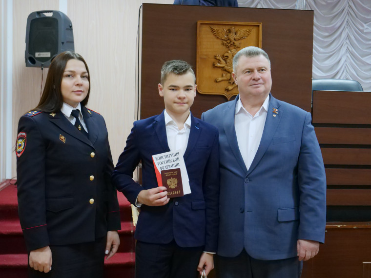 В День Конституции в Белгородском районе вручили паспорта юным жителям, достигшим 14-летия.