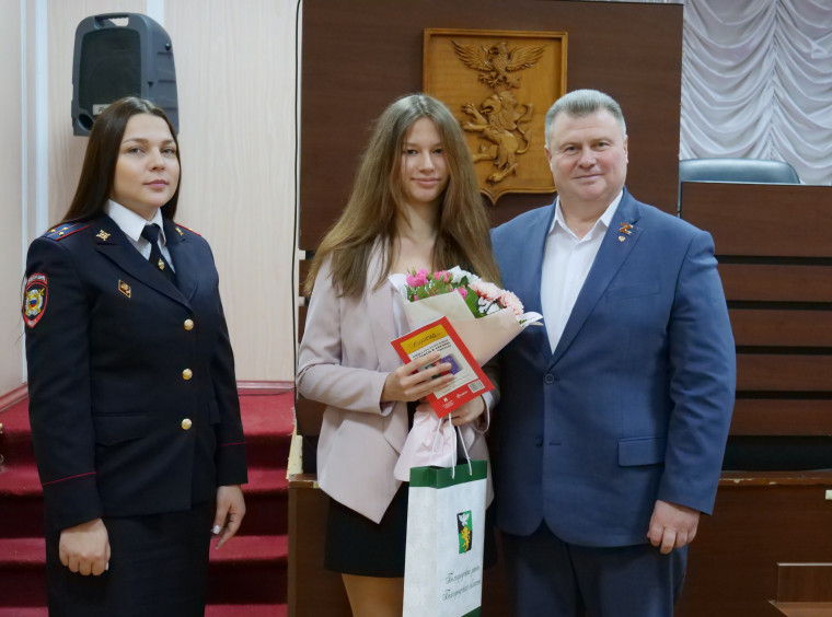 В День Конституции в Белгородском районе вручили паспорта юным жителям, достигшим 14-летия.