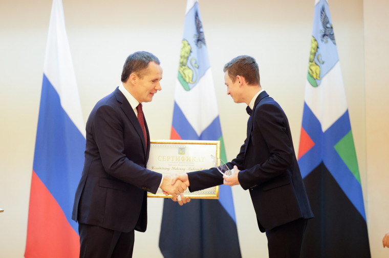 5 юных спортсменов Белгородского района получили именные стипендии губернатора области.